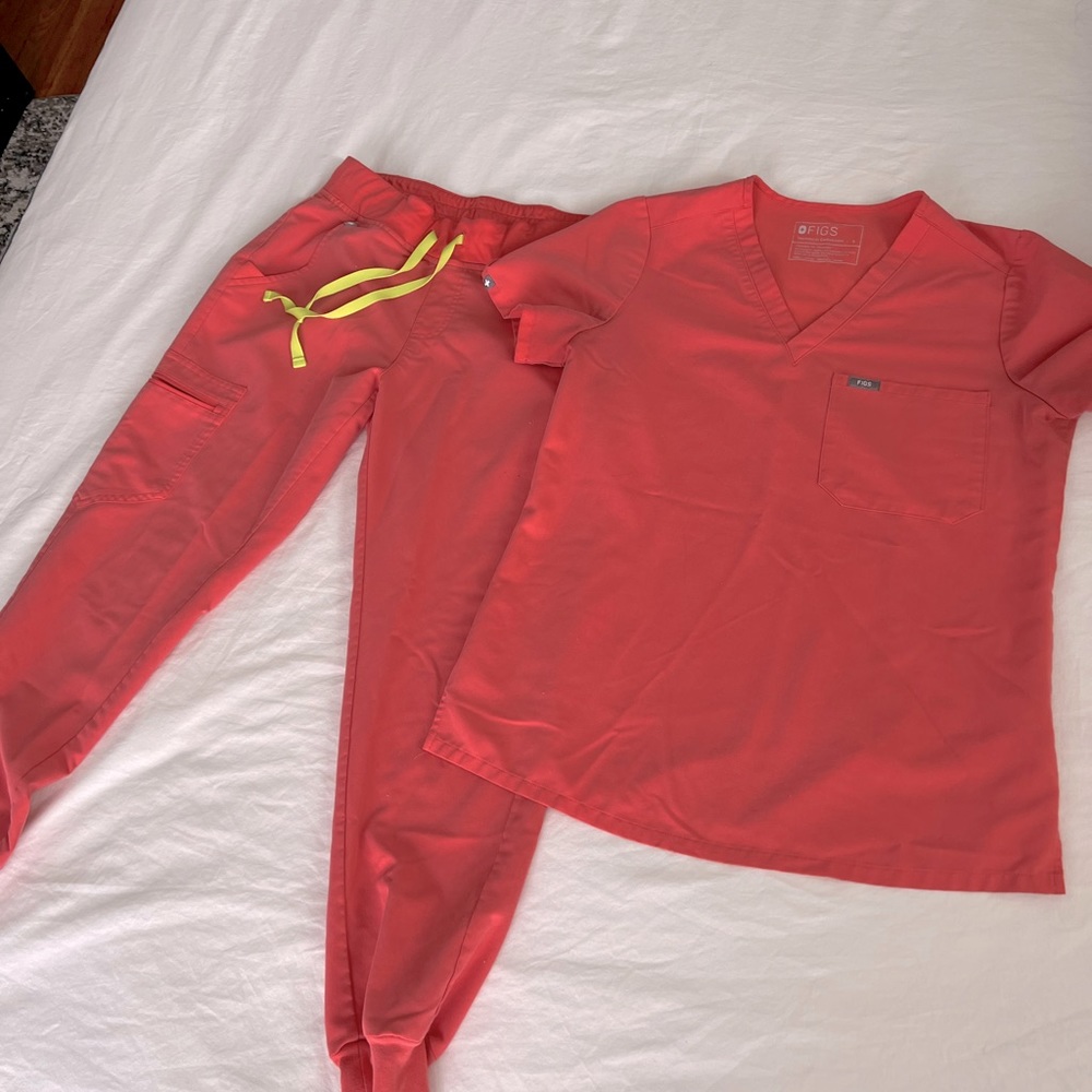 Used. Coral figs jogger set.